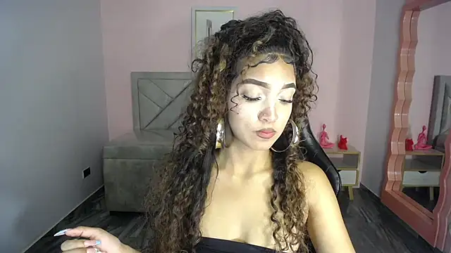 CamilaVixen_ch Adlı Modelin Canlı XXX Sohbeti