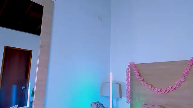 LaraRous Live XXX-chat