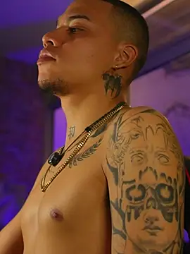AlphaMasterXxx 라이브 XXX 채팅