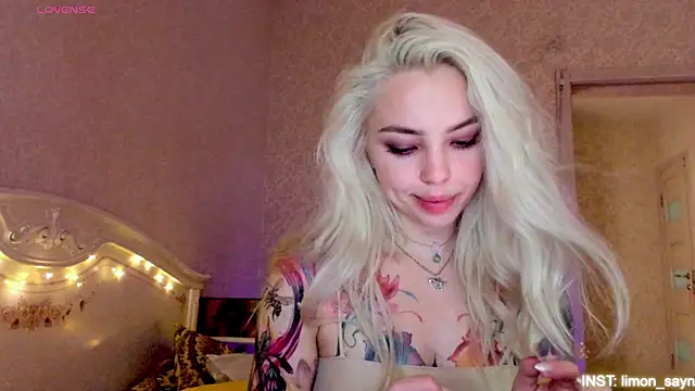 LillyMoure_'s Live XXX Chat