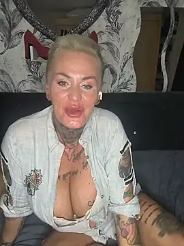 InkedMissLaBaehm élő XXX-chatje