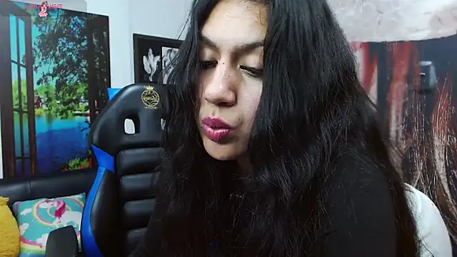 gigi_gilt_ Adlı Modelin Canlı XXX Sohbeti