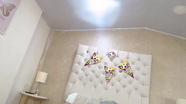 LuciaMooren Live XXX chat