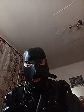 Show modela RubberFetischem na web-kameri