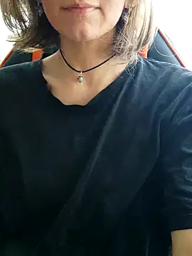 Aashikalaa Adlı Modelin Canlı XXX Sohbeti
