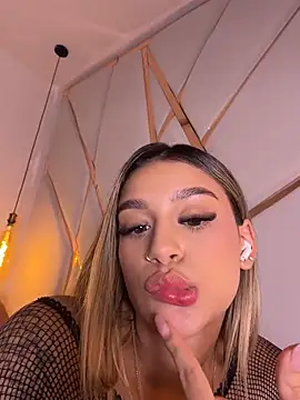 Sophie-velvet Adlı Modelin Canlı XXX Sohbeti