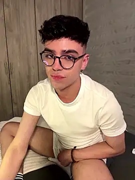 Chat +18 de aronnhidden ao vivo
