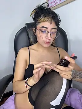 צ'אט XXX בשידור חי של baby_akuma