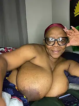 BoobsQueeen's Live XXX Chat