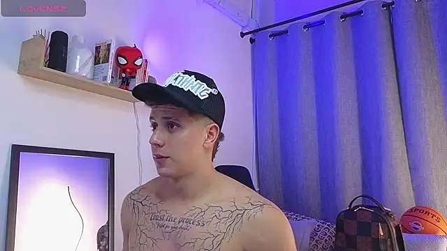 ASHTON_HILS: απευθείας συνομιλία ΧΧΧ