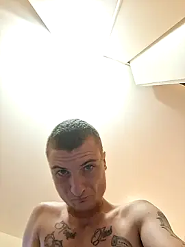 jizzyglizzy92 élő XXX-chatje