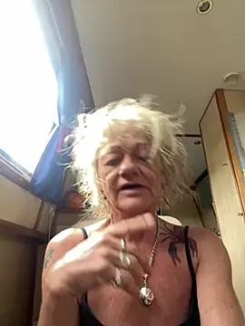 ladyboatlady's Live XXX Chat