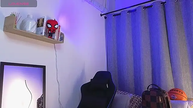 ASHTON_HILS: απευθείας συνομιλία ΧΧΧ