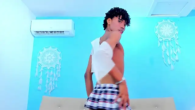 Little_Ethaan élő XXX-chatje