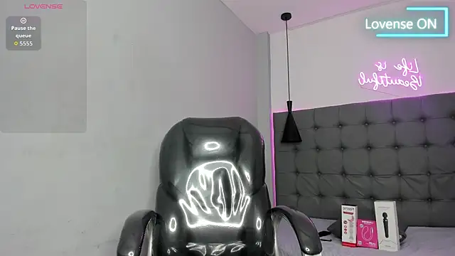 scarletcherry18's Live XXX Chat