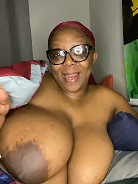 BoobsQueeen Live XXX-chat
