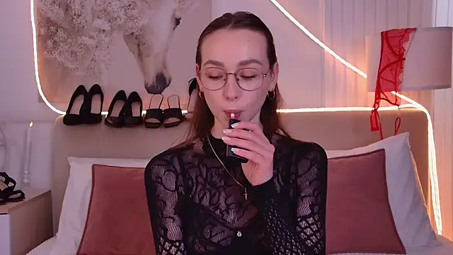 Emily_Simon Live XXX-Chat