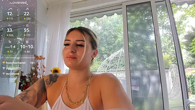 Chat +18 de Ella_Vee ao vivo