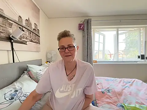 Curvy-Jinxn Live XXX chat