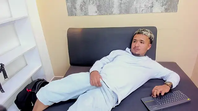 XXX chat uživo modela MAICOL_TORNER