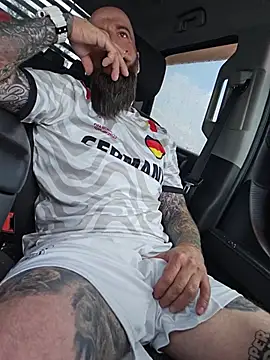Pokazy przed kamerką – Beardedtattood