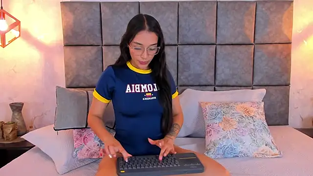 Roseaurora Adlı Modelin Canlı XXX Sohbeti
