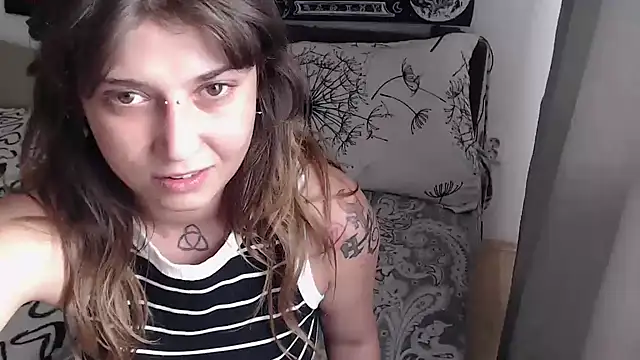 AlienforTwenty élő XXX-chatje