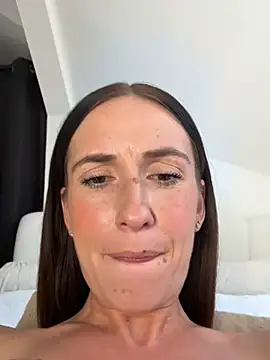 צ'אט XXX בשידור חי של lola_tentatiion