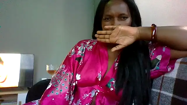 Chat +18 de Malaika_Nkosi ao vivo