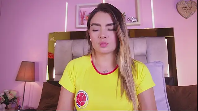 צ'אט XXX בשידור חי של emmy_r