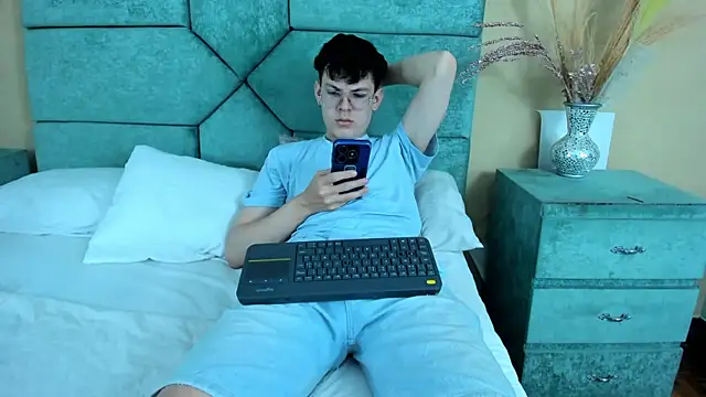 Chat +18 de AngeloBocellii ao vivo
