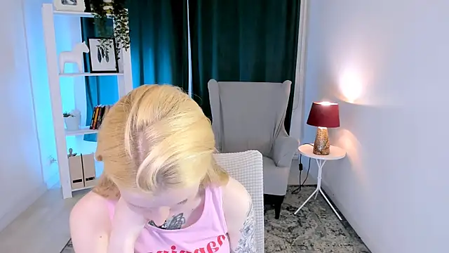 Laly_Peach élő XXX-chatje