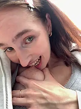 -missbehaving- live XXX chat