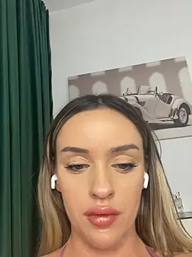 Chatroom XXX en direct de KatieCutieXooo
