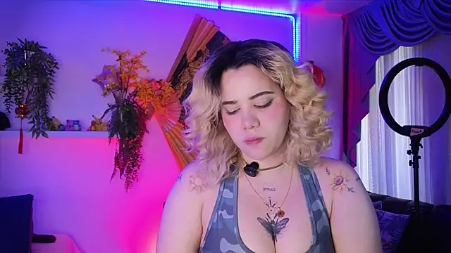 albaismynameX's Live XXX Chat