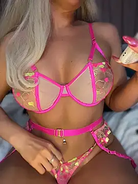 PinaColaBoom's Live XXX Chat