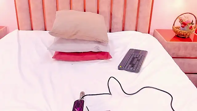 Zoe_Monrow's Live XXX Chat