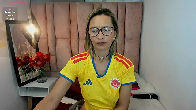 Issa_Milf__ 现场XXX聊天