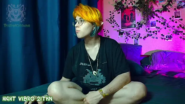 TrickyKitsune live XXX chat