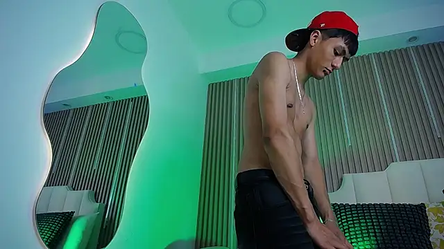 Онлайн чат XXX AdrianStark_