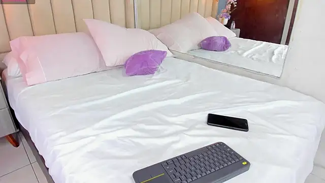 Charlothe_01's Live XXX Chat