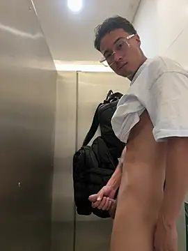 צ'אט XXX בשידור חי של TavoHot_