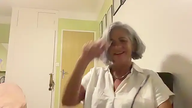 NaughtyMonicaUK 现场XXX聊天