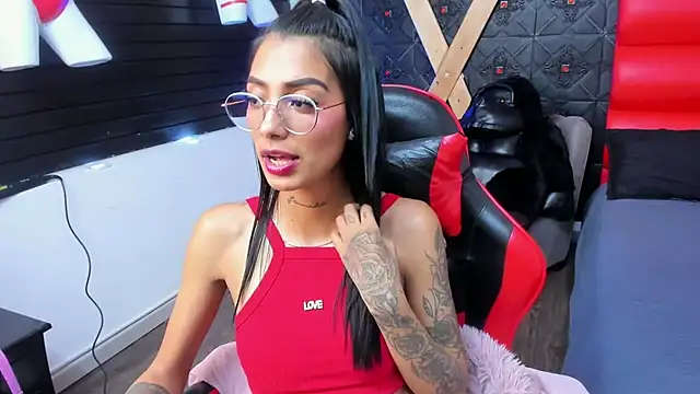 KarlaSlutSkinny__ élő XXX-chatje