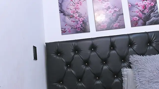 pinky_f00x's Live XXX Chat