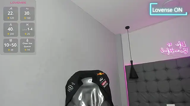 scarletcherry18 Show in webcam