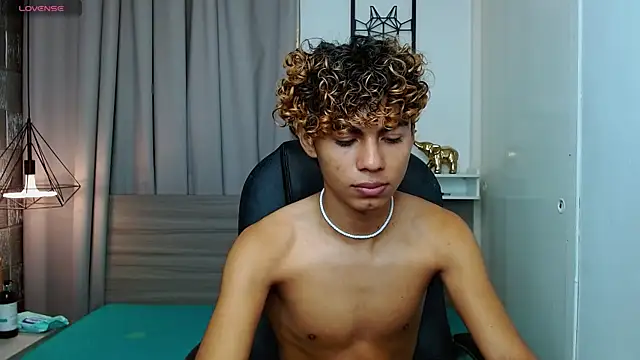 Anyelo_Twink Chat XXX in diretta