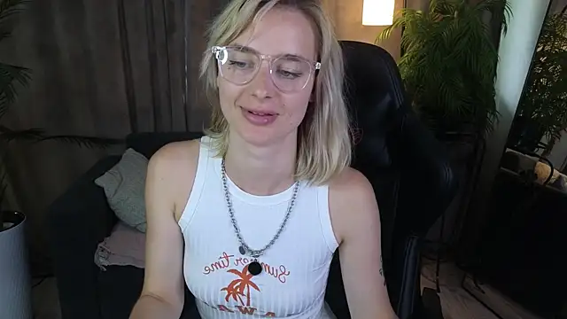 NoraMoreau Chat XXX in diretta