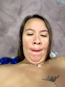 Chat XXX en directo de Emiily_lee