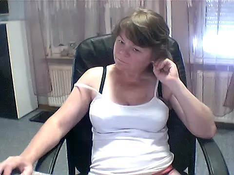 MoonLady40 live XXX chat